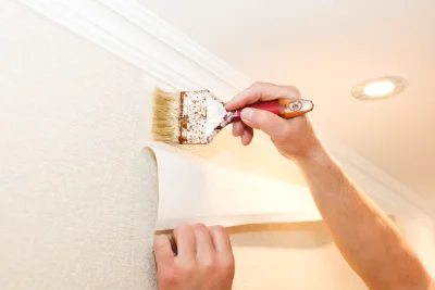 Pose de papier peint à Salice — revêtements muraux et toiles de verre